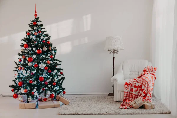 Noel hediyeleri Noel beyaz salonunda ile Noel ağacı — Stok fotoğraf