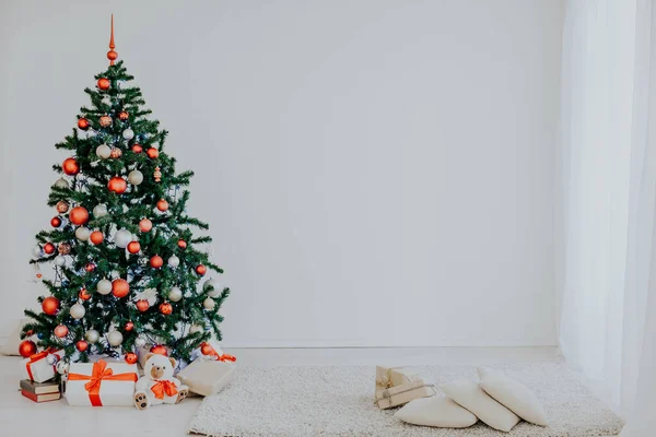 Sapin de Noël dans la salle blanche à Noël — Photo