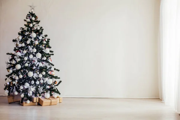 Decoração de Natal árvore de Natal em um fundo branco — Fotografia de Stock