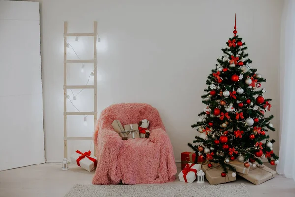 Árvore de Natal com presentes em luzes de Natal quarto presentes — Fotografia de Stock