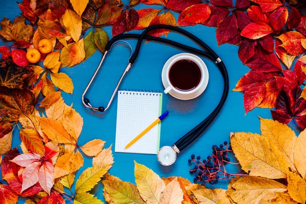 Осень желтые красные листья медицины осенний фон — стоковое фото