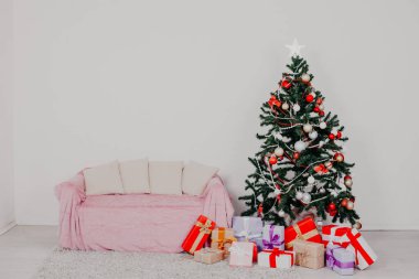 Yeşil Noel ağacı kanepe yeni yıl kış hediyeler dekor