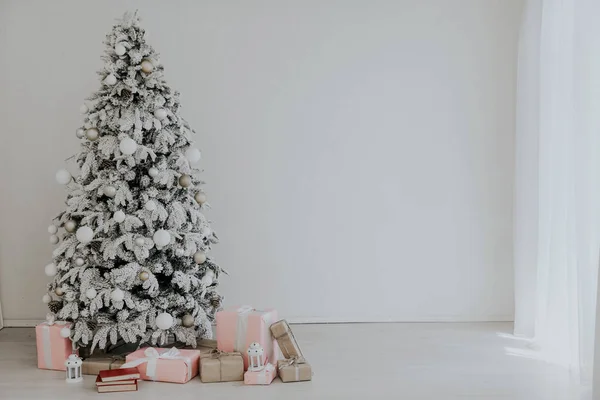 Χριστουγεννιάτικο δέντρο με δώρα, ανάβει το νέο έτος χειμερινές διακοπές — Φωτογραφία Αρχείου