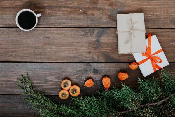 Kerstmis achtergrond decoratie van Kerstmis geschenken speelgoed sneeuwvlokken — Stockfoto