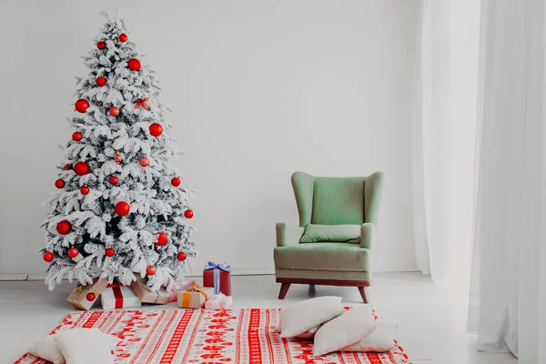 Árvore de Natal em uma sala branca com presentes no inverno — Fotografia de Stock