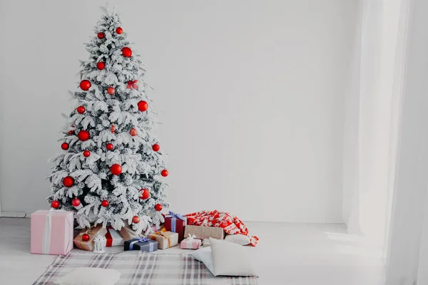 在白色房间里的圣诞树上, 冬天有礼物 — 图库照片