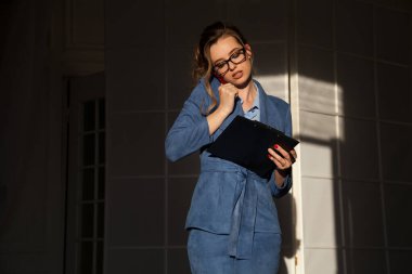 Ofis sekreterindeki bir iş kadınının portresi.