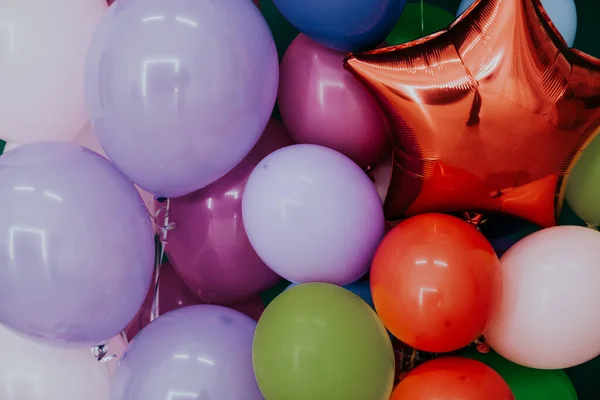 休日のためのギフトを持つさまざまな色の風船 — ストック写真