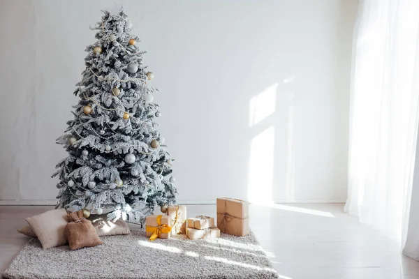 Noel hediyeleri beyaz odada ile Noel ağacı — Stok fotoğraf