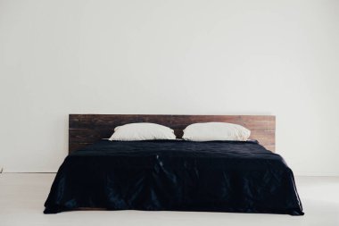 İç beyaz yatak odası ve siyah çarşaflı yatak