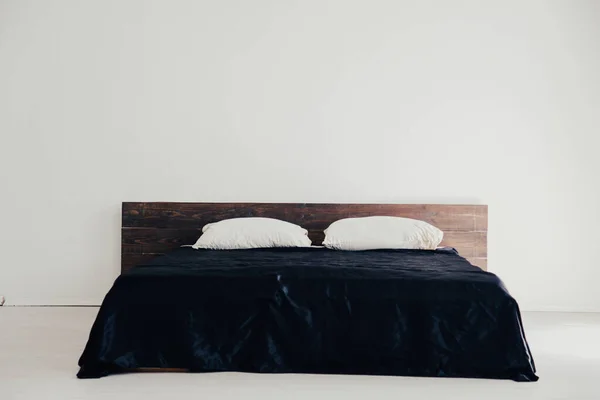 Interieur wit slaapkamer en bed met zwarte bladen — Stockfoto