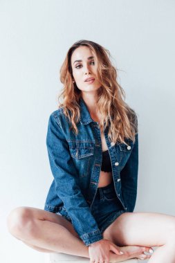 Kot şort ve iç çamaşırlı güzel bir kadının portresi.