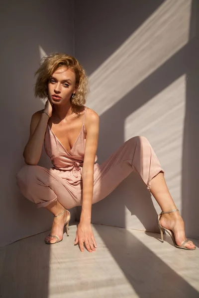 Портрет модної красивої блондинки в рожевому одязі — стокове фото