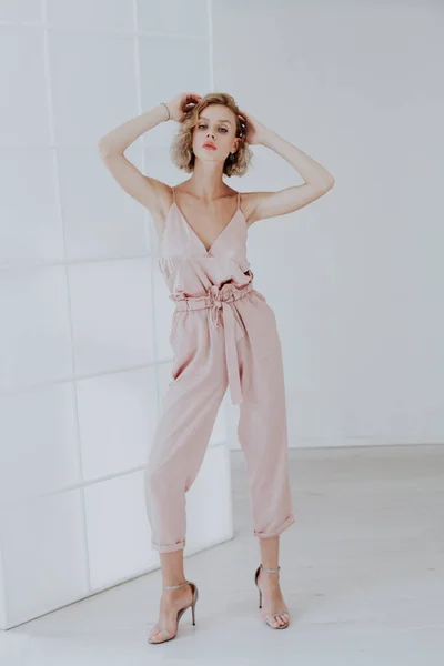 Retrato de uma mulher loira bonita na moda em calças cor de rosa — Fotografia de Stock