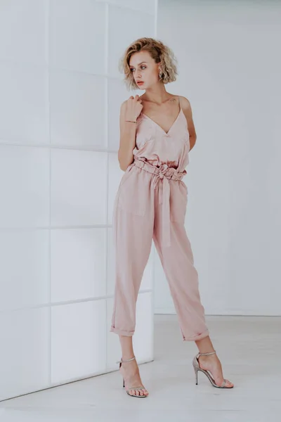 Портрет модной красивой блондинки в розовых брюках — стоковое фото