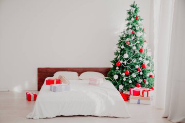 Yeni yıl arifesinde iç ile Noel ağacı sunar