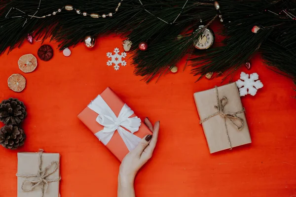 Manos fondo de Navidad con regalos año nuevo vacaciones invierno —  Fotos de Stock