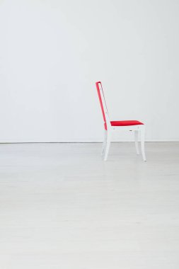 Boş beyaz bir odanın içindeki kırmızı sandalye.