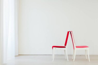 Boş beyaz bir odanın içinde iki sandalye.