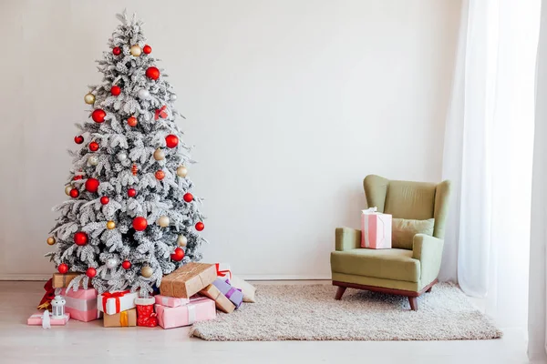 Karácsonyi belső fehér szobában üdvözlőlap újévi fa ajándékok — Stock Fotó