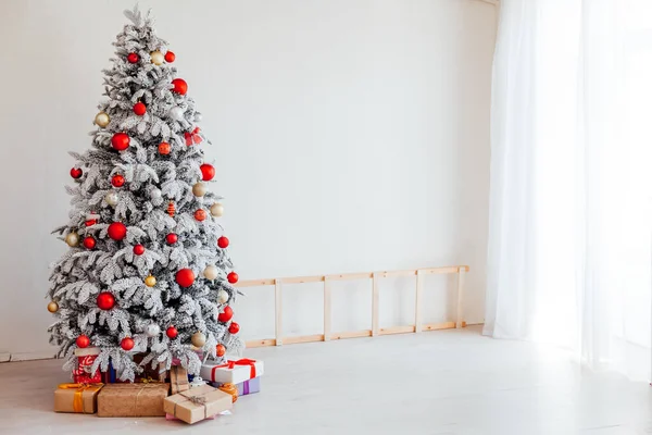Albero di Natale in una stanza con giocattoli e regali vacanza di Capodanno cartolina invernale — Foto Stock