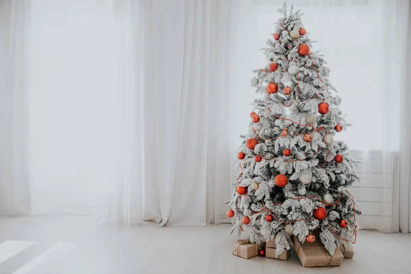 Accueil Intérieur Arbre de Noël blanc lumières scintillent cadeaux de vacances d'hiver — Photo