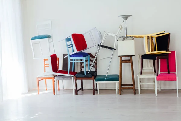 Beaucoup de chaises différentes à l'intérieur d'une pièce blanche vide — Photo