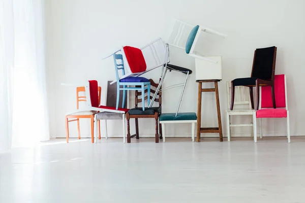 비어 있는 흰색 방 내부에 다양 한 의자들이 있습니다. — 스톡 사진