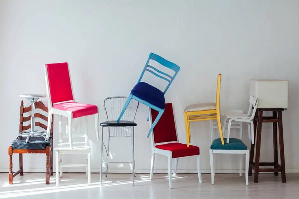 비어 있는 흰색 방 내부에 다양 한 의자들이 있습니다. — 스톡 사진