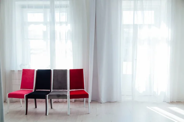 Quatro cadeiras no interior de uma sala branca vazia — Fotografia de Stock