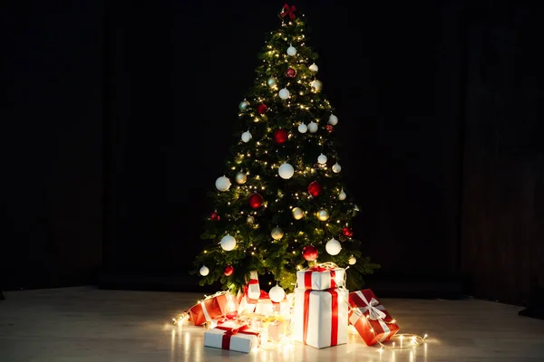 Luces de Navidad con árbol de Navidad y regalos sobre fondo negro — Foto de Stock