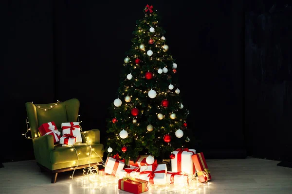 圣诞树的圣诞灯和黑色背景的礼物 — 图库照片
