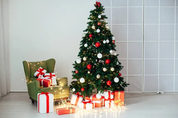Luzes com árvore de Natal e férias presentes interiores de férias — Fotografia de Stock