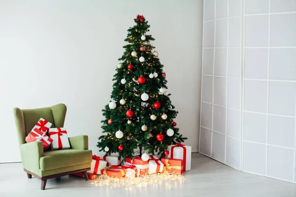 Luces con árbol de Navidad y regalos interiores de vacaciones —  Fotos de Stock