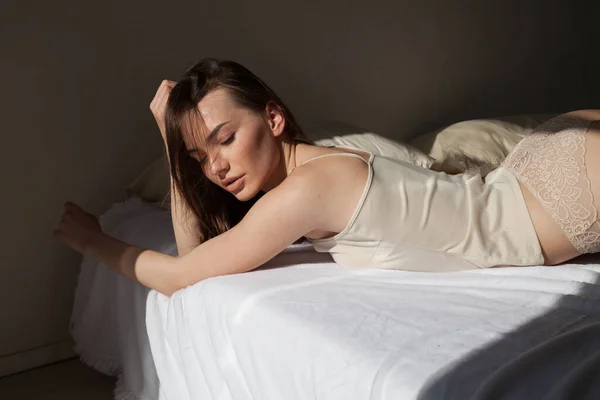 Gyönyörű nő ágynemű a hálószobában az ágyon — Stock Fotó
