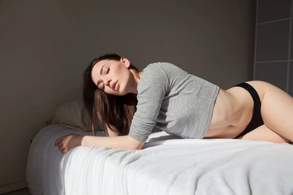 Hermosa mujer en ropa de cama en el dormitorio en la cama — Foto de Stock