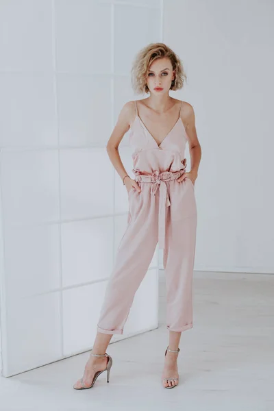 一个穿着粉色连衣裙的漂亮时髦女人的画像 — 图库照片