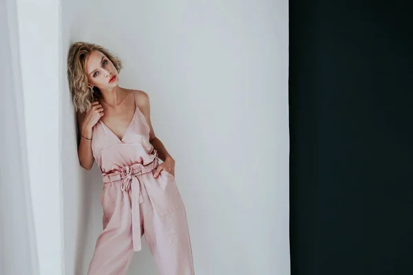 Portrait of a beautiful fashionable woman in a pink jumpsuit — Stock Photo, Image