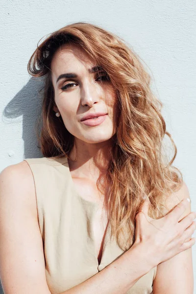 Portrait of a beautiful fashionable woman in a beige dress on a walk — Stock Photo, Image