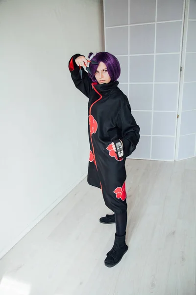 Gadis cosplayer dengan rambut ungu anime Jepang — Stok Foto