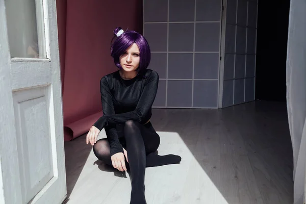 紫の髪のアニメ日本の女の子のコスプレ — ストック写真