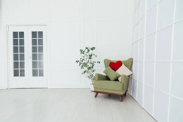 Silla Verde Interior Una Habitación Vacía Blanca — Foto de Stock