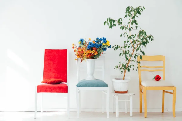 Čtyři Židle Květinami Interiéru Bílého Pokoje — Stock fotografie