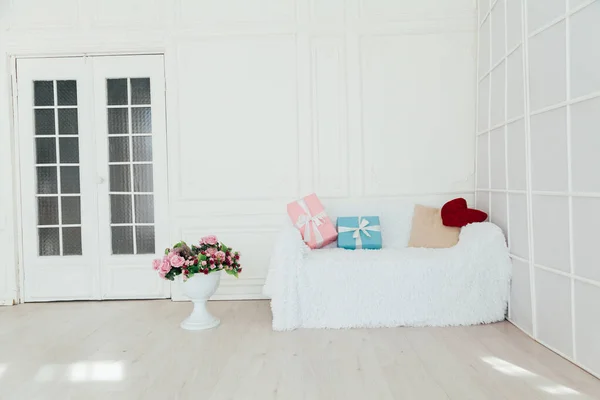 Білий диван з новорічними подарунками на день народження — стокове фото