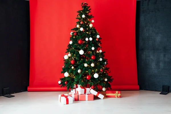 Julgran med gåvor i det inre av den röda inredningen i huset — Stockfoto