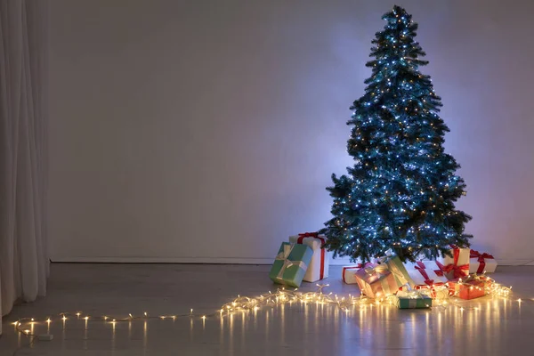 Χριστουγεννιάτικο δέντρο με δώρα και φώτα γιρλάντες νέο έτος διακοπές φόντο — Φωτογραφία Αρχείου