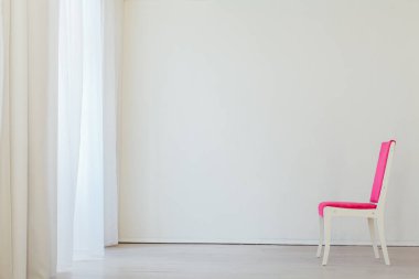 Boş bir ofisin içinde pembe bir sandalye.