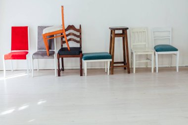 Ofisin içinde bir sürü farklı sandalye var.