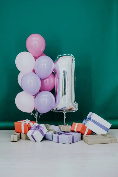 Balões de cores diferentes com presentes para o feriado — Fotografia de Stock