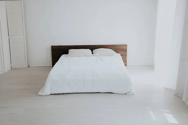 Interior Quarto Branco Esta Manhã Com Cama — Fotografia de Stock